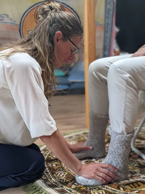Deelnemer met gesloten ogen tijdens een oefening