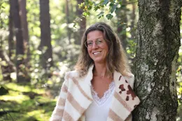 Hester van Deutekom, leunend tegen een boom